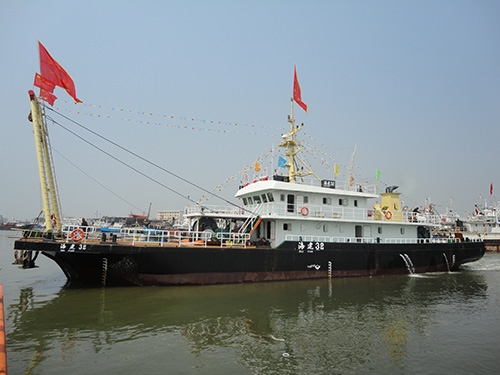 浙江温岭新年首艘船舶下水 海事处安全护航